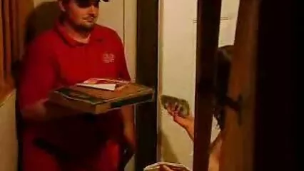 Le jeune homme s'embrassa et se tint au-dessus de douche pornhub la fille
