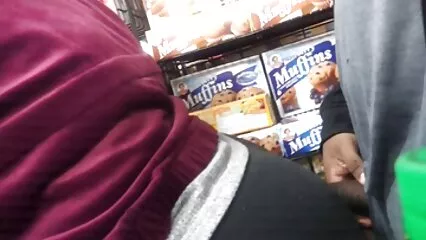Guy insère un pénis élastique dans une salope porn sous la douche anale