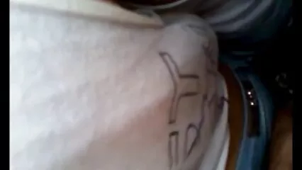 assise sur le youporn douche lit, la fille attrape le clitoris avec ses doigts.