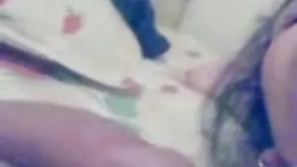 Un porno de douche homme expérimenté embrasse une femme aux gros seins
