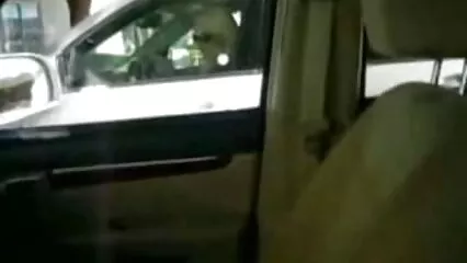 Un mec élégant embrasse une xnxx doche femme au foyer cool en deux membres