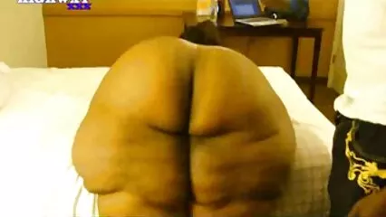 Mari embrassant le cul de sa grosse tukif gay douche femme dans la cuisine