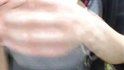 Fille chaude a des relations sexuelles spontanées dans le cul à travers film porno douche le mur