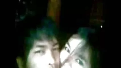 Douce Asiatique le prend dans sa bouche et s'assoit sur porn hd douche la baise