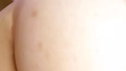 Beauté video de sexe sous la douche rousse caressant la bite en érection