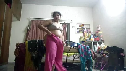 Seul dans la nature, Monsieur embrasse la belle film porno dans la douche chatte