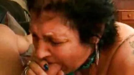 Baiser arrangé avec une brune lubrique avide sex sous douche