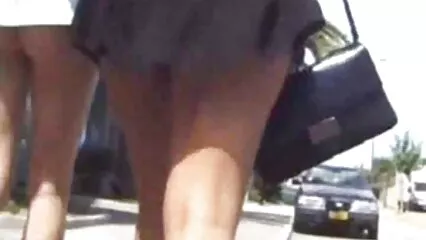 Un client généreux tukif dans la douche baisait régulièrement une belle fille avec des bisous