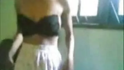 Pepper est porno dans douche très excité, poussant la fille dans l'anus