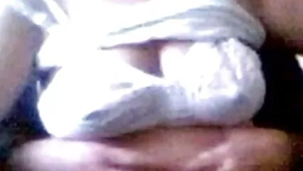 Un porno dans les douches mec avec de belles lunettes baise des baisers de chatte modestes