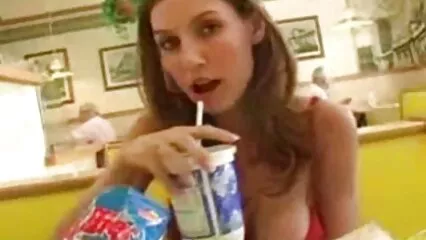 Une jeune femme coquine embrasse tukif douche le cul d'un homme noir