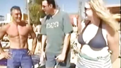 Fille potelée porno sou la douche commence à se masturber la chatte