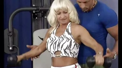 Salope exposée se rend avec confiance à une longue bite douche de foutre européenne serrée