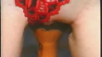 Après avoir joué au billard, il a jeté une fille dans la chatte et le porno dans la douche cul.