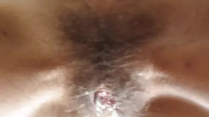 un beau mec latin et un mec blanc sexe douche camping s'engagent dans des plaisirs amoureux