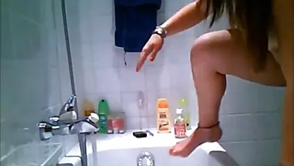 Belle femme noire élancée injectant porno à la douche de grande taille
