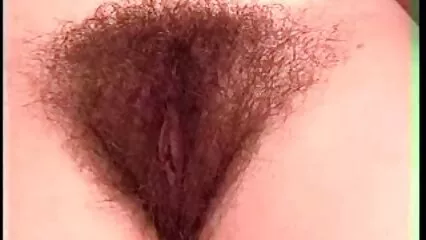 Belle brune video amateur sous la douche fait une sieste et donne un chaton