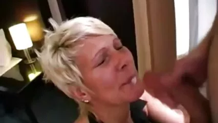 Brunette aux gros seins doigte ses gros voyeur douche porn seins