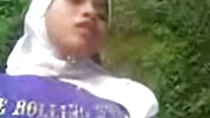 Un homme barbu baise une chatte brune aux gros video x douche seins