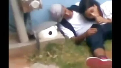 Brunette se comporte avec douche de foutre confiance dans la bite du Mec