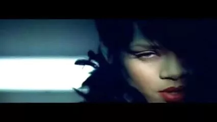 La fille tukif douche idéale transforme un homme en sexe