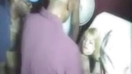 Salope satisfaite porno sou la douche érigeant une bite
