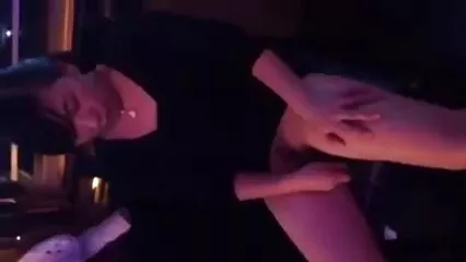 Fille embrasse l'ami de son video amateur sous la douche père dans l'anus