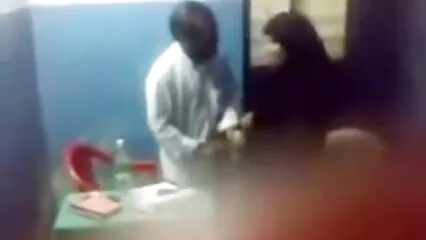 Fille porno sou la douche chinoise en bas gros cul baise avec un mec noir avec un baiser dur.
