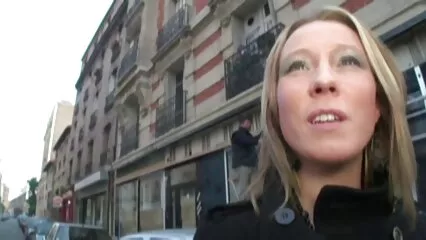 Une porno black dans la douche fille aux yeux étroits embrasse un trou poilu avec sa bite