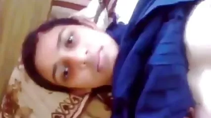 Un combattant frais baise une bite flexible attachée avec un baiser de grosse tukif douche bite
