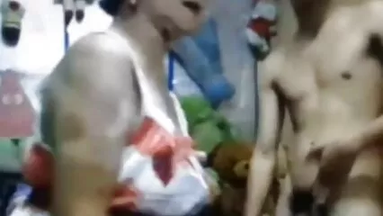 Baiser avec une fille dans xnxx doche une élégante robe tricotée blanche