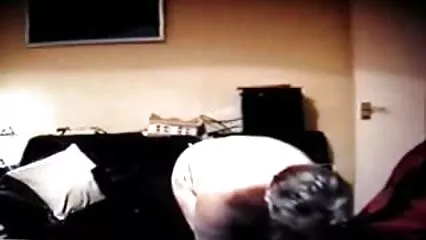 Un artiste brun huileux embrasse porn douche un manioc noir