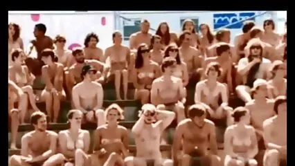 Brune plantureuse pornodingue douche aux gros seins sexe drôle