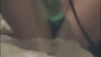 La réalisatrice plantureuse organise une pause porno dans douche sexy