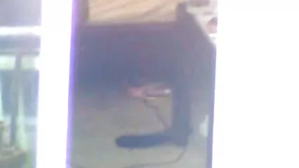 Après avoir embrassé un gros sapin de Noël, un homme noir baise xnxx doche une brune dans la chatte