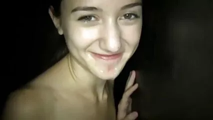 Filles masculines cool pétant sur un douche porn membre anal
