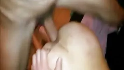Une génisse insère un gode dans le cul de son pornhub douche amant.
