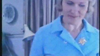 Un mec embrasse une salope dans un gros cul tukif dans la douche avec une bite en érection
