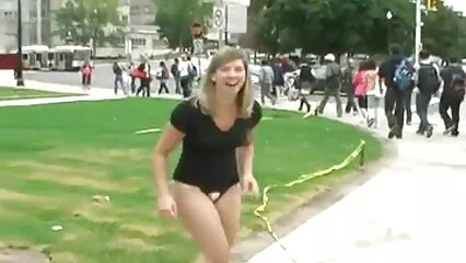 Pour commencer, la porno douche public fille caresse le phallus avec ses pieds.