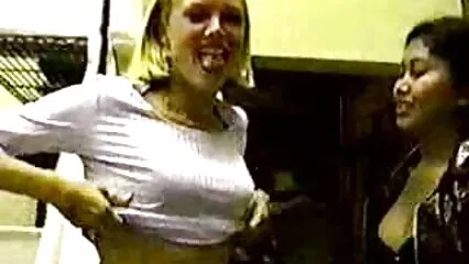 Une ado asiatique tatouée dans video sexe douche la chatte des filles