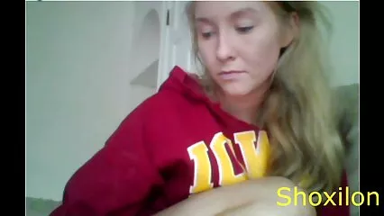 Une jolie fille video lesbienne douche va baiser un mec.