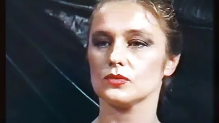 La fille au milieu de ce putain video de sexe sous la douche de porno