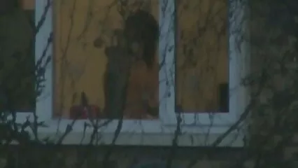 Mec pornodouche accroupi sexy éjacule dans la chatte
