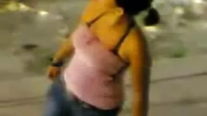 Fille aux pornhub douche seins de soie s'assoit sur la tête chauve