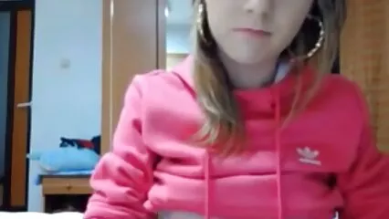 Une beauté coquine tukif dans la douche aux cheveux noirs baise une bite en caoutchouc baiser à la maison