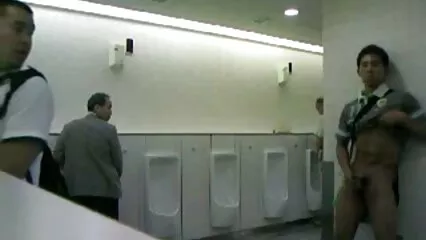 Mec prend porn dans la douche des bas et embrasse une fille sexy, sans économiser d'énergie