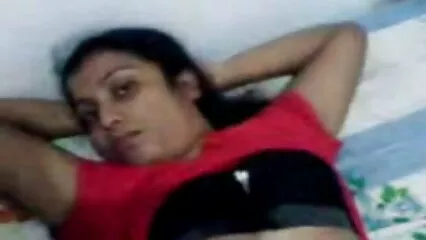 Un porn douche mec met un gode dans le trou d'une fille.