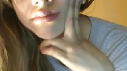 Baiser douche pornhub une Japonaise sur le canapé.
