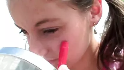 Au bureau pendant le video amateur sous la douche déjeuner, elle suce un petit membre