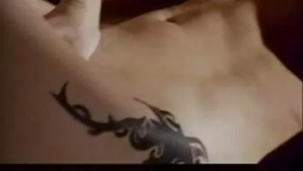 Une bonne femme détend pornhub douche un tétras